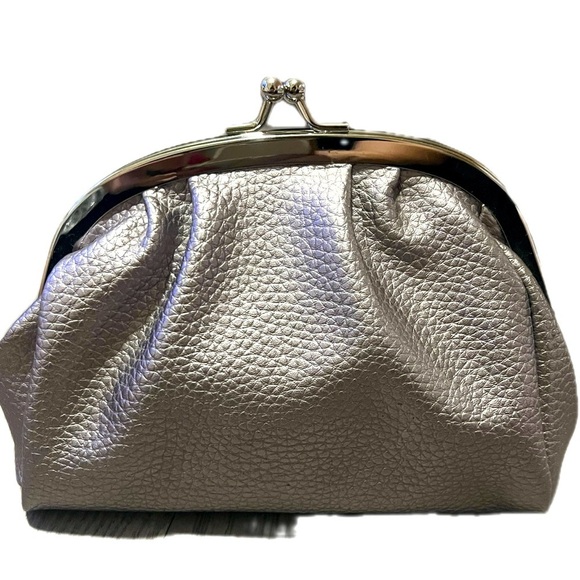 Victoria’s Secret Kisslock Elegant Silver Women's Coin or Cosmetic Pouch - Picture 2 of 8